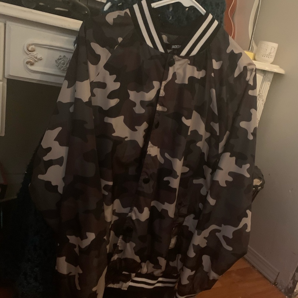 Large sized camouflage windbreaker jacket no hood